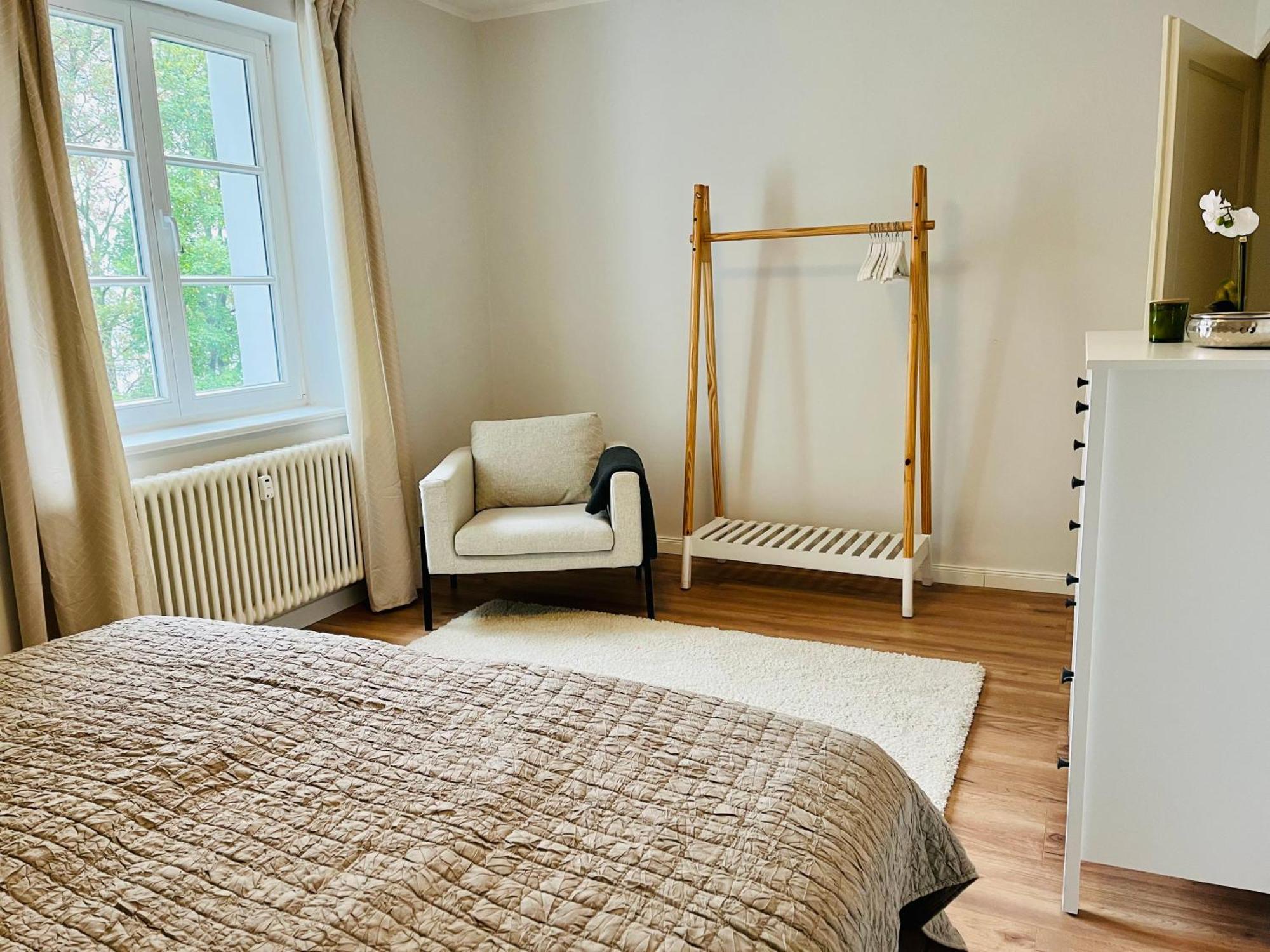 Traumwohnung Mit Stadthafen-panorama! Zwei Schlafzimmer, Parkplatz
