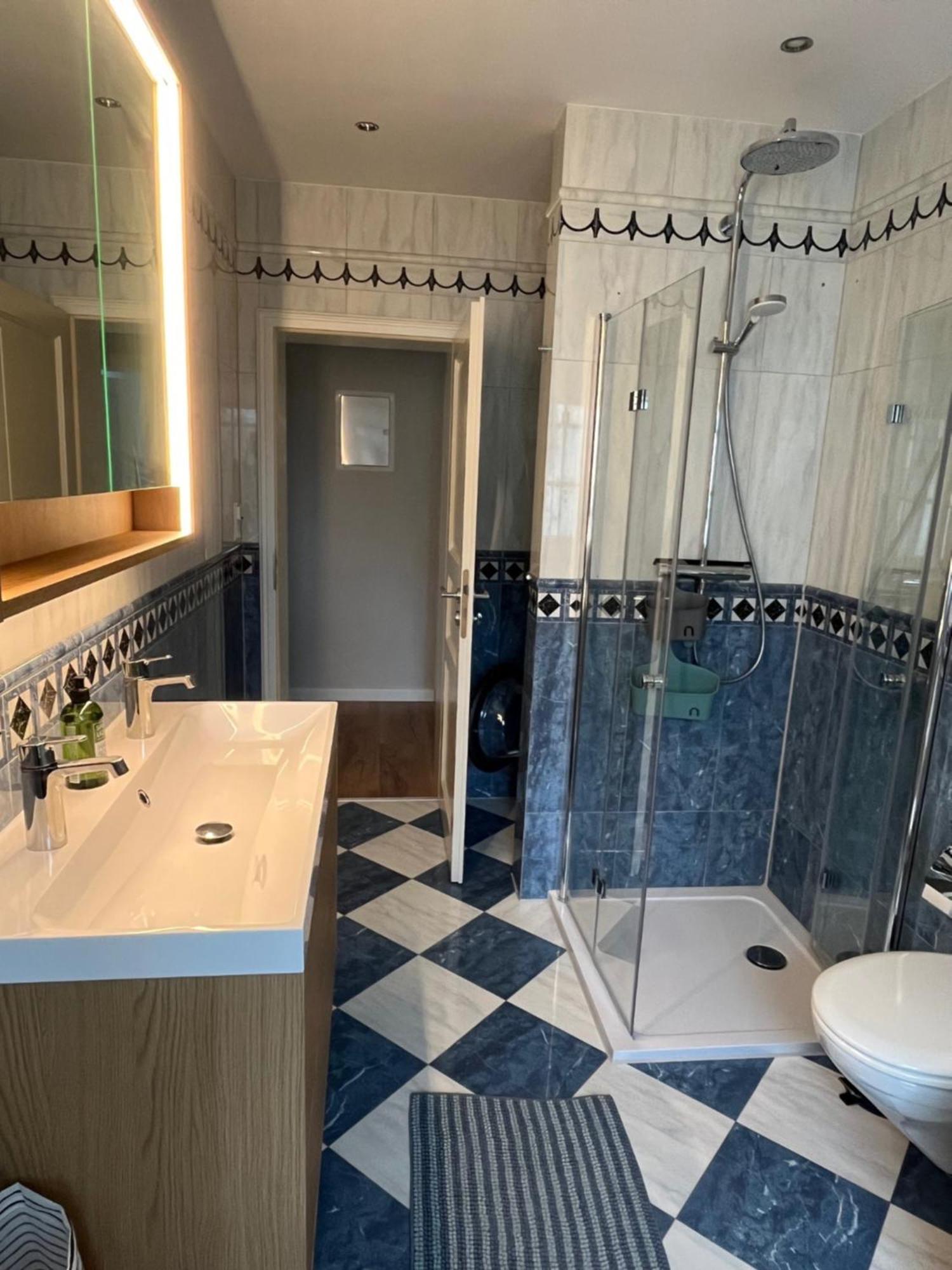 Traumwohnung Mit Stadthafen-panorama! Zwei Schlafzimmer, Parkplatz Apartment