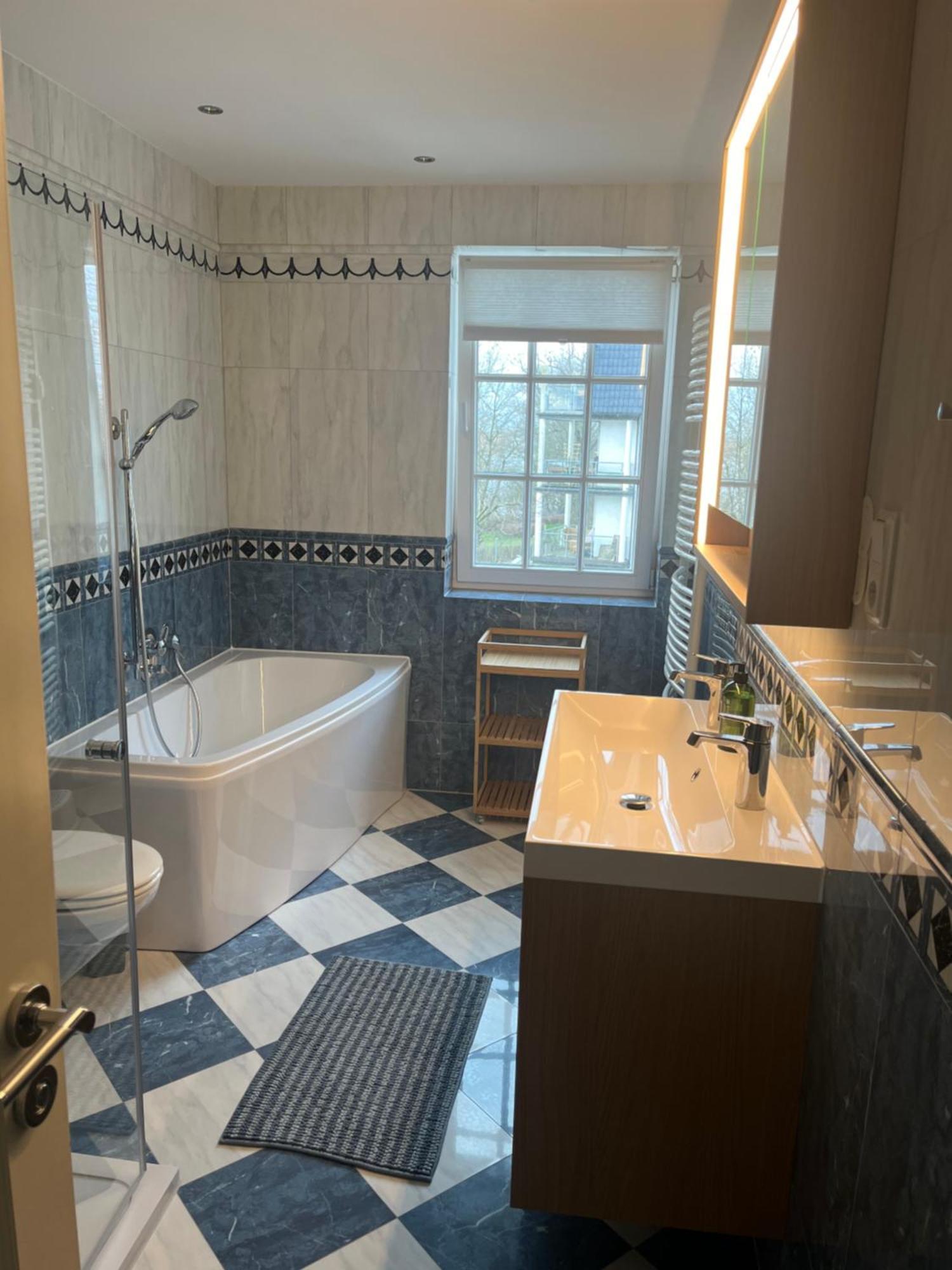 Traumwohnung Mit Stadthafen-panorama! Zwei Schlafzimmer, Parkplatz Apartment *